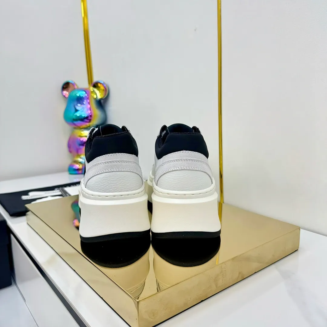 👟👟Ex-factory price 600👟👟 Upgraded version, upgraded version, upgraded version! No rebuttal accepted! ! ! ! Chanel Chanel panda shoes! 2025 counter's top casual sports shoes. This classic design; the upper is electro-embroidered with a variety of techniques; the outsole is fashionable and sporty; the unusual inclusion of a variety of color matching elements... The diversified mix and match is very good-looking and versatile, and can be used for leisure, fashion, sports, and outdoor... ꫛꫀꪝ Go➫ Materials: ❶Upper made of: original imported first-layer silk cowhide + original waterproof cloth + original first-layer cowhide ❷Inner lining: Original Yangli+Net ❸Outsole based on: Original TPU combination outsole Counter boutique packaging complete set for women 35–41 👉 👉 👉 👉 👉
